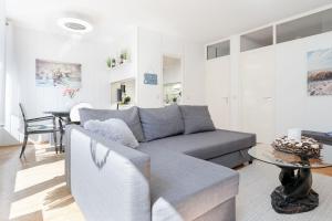 a living room with a couch and a table at Panoramic NiNis Mupfel in Hansaland