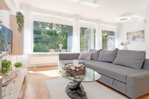a living room with a couch and a glass table at Panoramic NiNis Mupfel in Hansaland