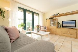 a living room with a couch and a tv at Lange Wiese 16b in Dahme