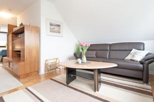 a living room with a couch and a table at Haus Hüttmann Sommerbrise in Gremsmühlen