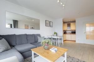 グレーミッツにあるHanseat Wohnung 191のソファとテーブルのあるリビングルーム