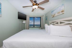 Ένα ή περισσότερα κρεβάτια σε δωμάτιο στο Island Winds West 578 condo +38 φωτογραφίες