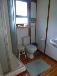 Vonios kambarys apgyvendinimo įstaigoje Treehouse Cottage