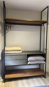 a room with two bunk beds in a room at Apartamento mobiliado na Capital do Vinho (Bento) in Bento Gonçalves