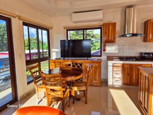 a kitchen with a table and chairs and a television at Aparta Luxe Penonomé in Llano Marín