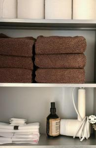 a shelf with towels and a pile of toilet paper at Ahn-sik, 安息 in Seoul +20 photos