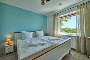 a bedroom with a large bed with a window at Strandbrise in Fehmarn