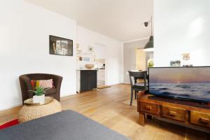 Televiisor ja/või meelelahutuskeskus majutusasutuses Ein Tag am Meer +32 fotot