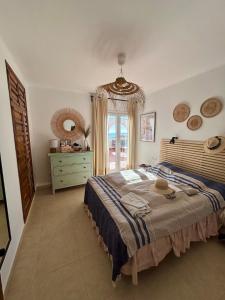 sypialnia z łóżkiem, komodą i oknem w obiekcie Casa Paz - 2 bedroom - Terrace VIEWS & hot tub w mieście Nerja +21 zdjęć
