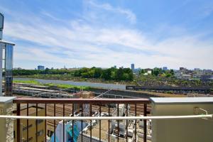 - Balcón de un edificio con vistas a la ciudad en 寛永寺坂ハイム 803 東京観光の拠点に最適 鶯谷駅2分, en Tokio