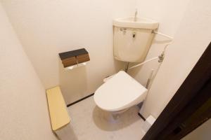 Un baño pequeño con inodoro y lavabo. en 寛永寺坂ハイム 803 東京観光の拠点に最適 鶯谷駅2分, en Tokio 55 fotos más