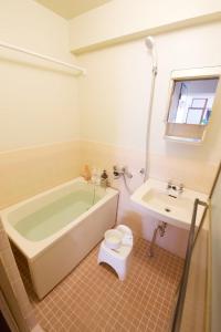 Un baño con bañera, inodoro y lavabo. en 寛永寺坂ハイム 803 東京観光の拠点に最適 鶯谷駅2分, en Tokio