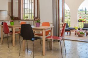 a dining room with a table and chairs at Bed & breakfast Giulio in Noto