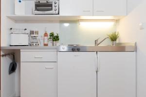 Kuchyň nebo kuchyňský kout v ubytování Haus Schwanensee Maritimes Ferienappartement am Plöner See
