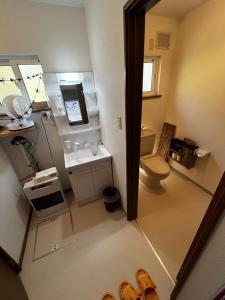 ein Badezimmer mit Toilette, Waschbecken und Spiegel in der Unterkunft ALL SEASON CAMP - Vacation STAY 21071v in Biei