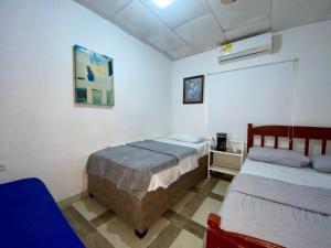 a bedroom with two beds in a room at Habitación Multiple cerca de aeropuerto in Cartagena de Indias