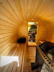 Innenansicht einer Holzsauna mit Spiegel in der Unterkunft ALL SEASON CAMP - Vacation STAY 21071v in Biei