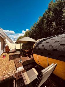 ein Holzboot auf einer Terrasse in der Unterkunft ALL SEASON CAMP - Vacation STAY 21071v in Biei