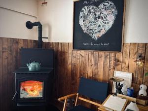 Zimmer mit holzvertäfelter Wand und Herd in der Unterkunft ALL SEASON CAMP - Vacation STAY 21071v in Biei