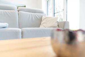 una sala de estar con un sofá y una mesa en Haus Seeblick Bosau Abendröte, en Bosau