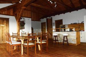 Il comprend une cuisine et une salle à manger avec une table et des chaises en bois. dans l'établissement Wohlfühloase Koglerhof, à Friesach