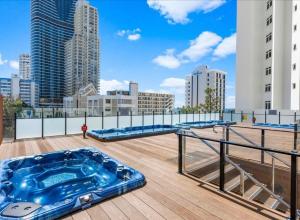 Balkoni atau teres di Breathtaking Ocean and City Views Level 20