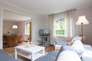 TV a/nebo společenská místnost v ubytování Haus Sonnenberg + 37 fotografií