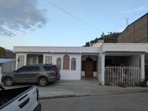 Danlíにある2 cuadras del parque central de Danlí Apartamento completoの白い家の前に停められた車