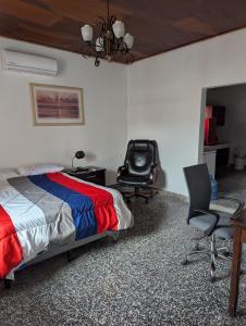 Danlíにある2 cuadras del parque central de Danlí Apartamento completoのベッドと机と椅子のある寝室