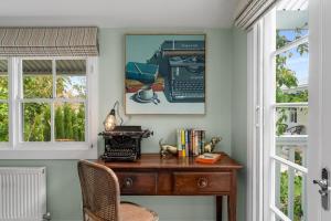 un ufficio in casa con una scrivania e una macchina da scrivere di Cherry Cottage Bowral a Bowral