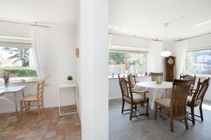 une salle à manger avec une table et des chaises dans l'établissement Ferienhaus Nachtmann, à Kellenhusen 25 autres photos