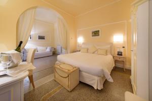 A bed or beds in a room at Hotel Helvetia