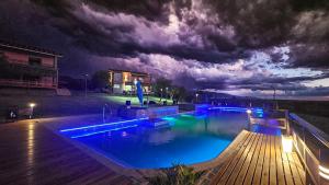 una gran piscina con luces azules por la noche en Cabañas Balcones de Nogolí - San Luis, en Hipólito Yrigoyen