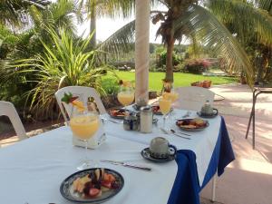 a table with plates of food and glasses of orange juice at Hotel Paradise Lagoon in El Coacoyul