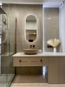 un baño con lavabo y espejo en Apartamenty Premium Przy Plaży Morzlive, en Ustronie Morskie