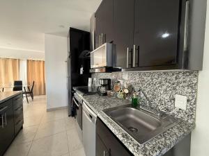 Fotografie z fotogalerie ubytování Cozy full condo with pool and close to the beach v destinaci Cabo San Lucas