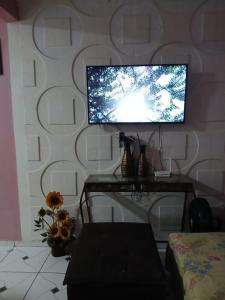 TV a/nebo společenská místnost v ubytování Casa próximo da Agrishow