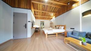 Postel nebo postele na pokoji v ubytování Nanjing Tulou Xinyuan HomeStay