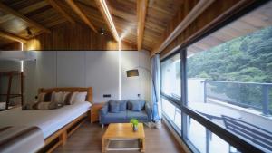 Postel nebo postele na pokoji v ubytování Nanjing Tulou Xinyuan HomeStay