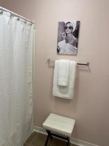 Fotografie z fotogalerie ubytování Chic Centrally Located 2BR Townhome at the Rez Sleeps 6 v destinaci Brandon
