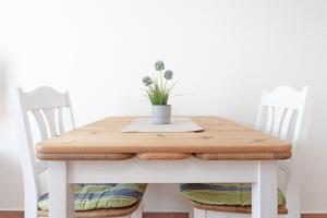 沙博伊茨Fahrenkrug Westbrise的木桌,上面有盆栽植物