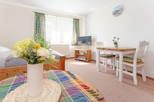 沙博伊茨Fahrenkrug Westbrise的客厅配有带花瓶的桌子