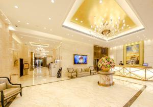 TV a/nebo společenská místnost v ubytování Royal Dragon Hotel