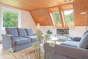 a living room with two couches and a table at Steenkamp 32 Aus-Zeit in Timmendorfer Strand