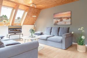 a living room with a couch and a table at Steenkamp 32 Aus-Zeit in Timmendorfer Strand