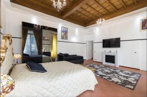 フィレンツェにあるFirenze Rentals Suite Serviのベッドルーム(大型ベッド1台、暖炉付)