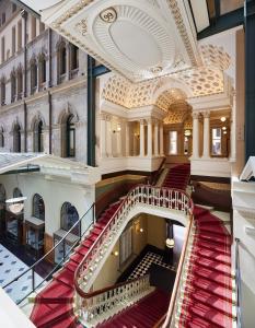 シドニーにあるThe Fullerton Hotel Sydneyの赤いカーペットが敷かれた階段のある建物の航空写真 +35枚の写真