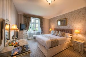 Postel nebo postele na pokoji v ubytování Maenan Abbey Hotel