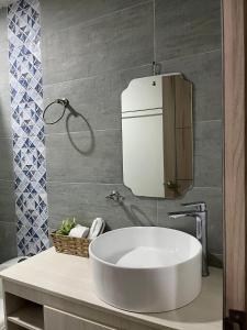 a bathroom with a white sink and a mirror at Hermoso apartamento, capacidad 8 personas in Pasto
