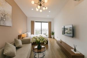 An Nguyen Lakeside Residence的电视和/或娱乐中心